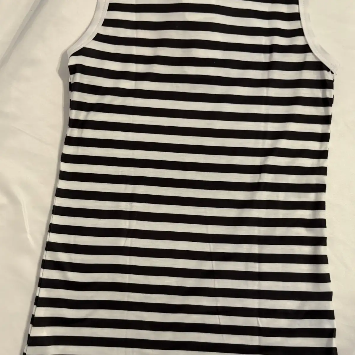 Robe  blanche a rayure bleu foncé 5 ans